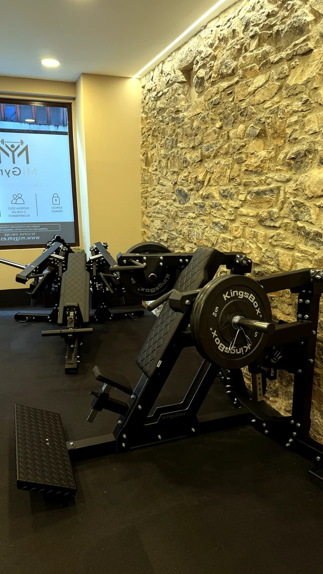 Migym Gijón Máquina profesional de fuerza con discos en MiGym Gijón.
