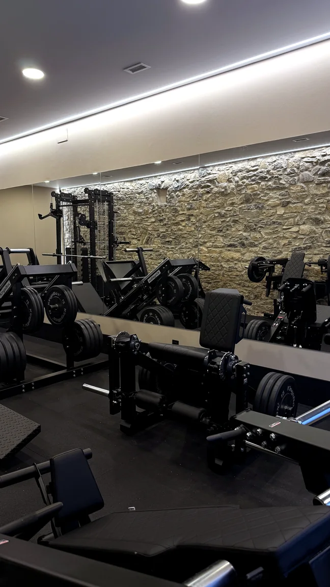 Migym Gijón Sala de entrenamiento con espejo y máquinas de MiGym.